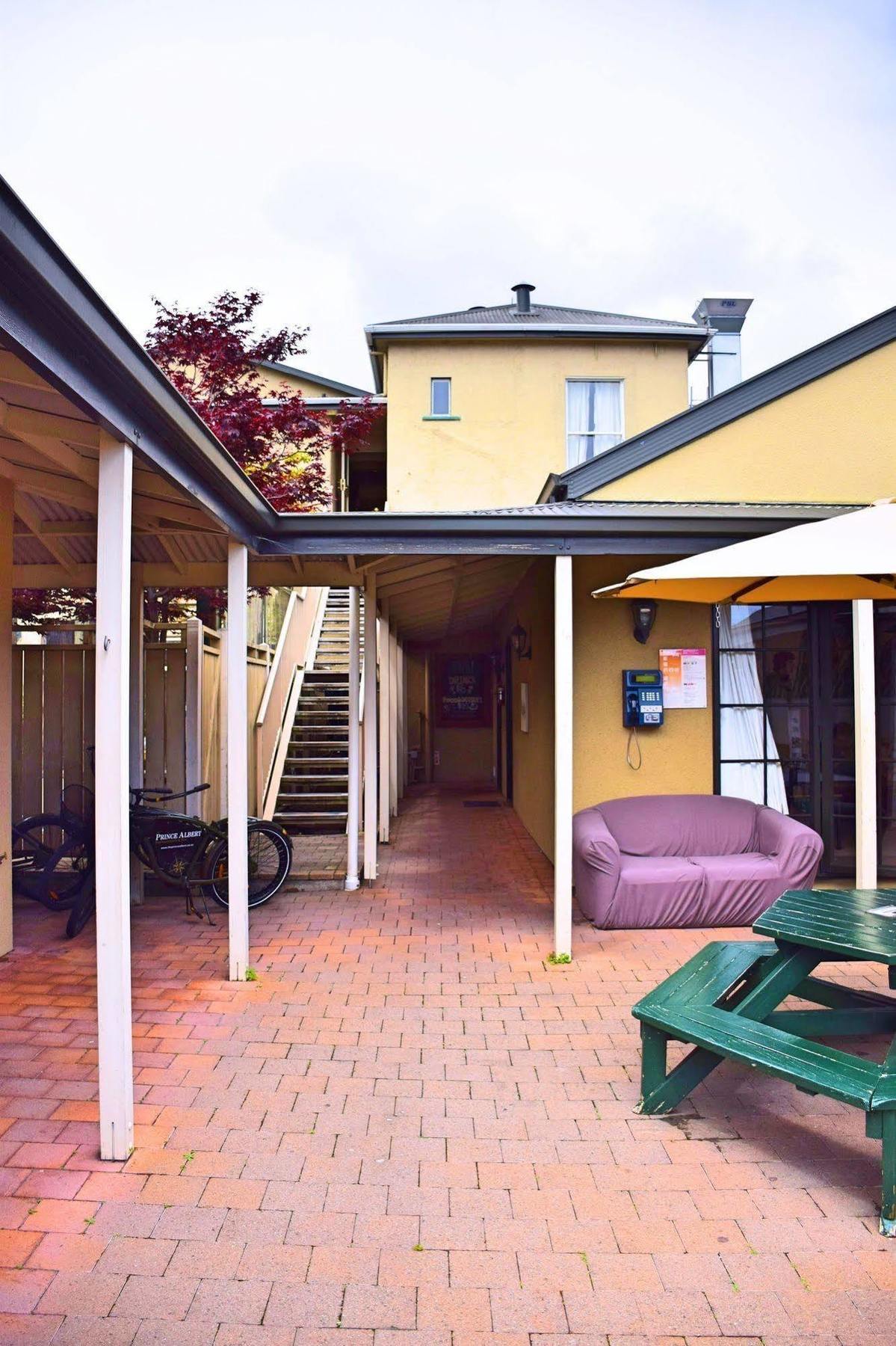 The Prince Albert Backpackers & Bar Nelson Eksteriør billede